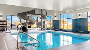 Piscine couverte, chaises longues