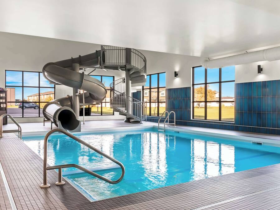 Indoor pool, sun loungers