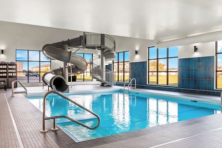 Indoor pool, sun loungers