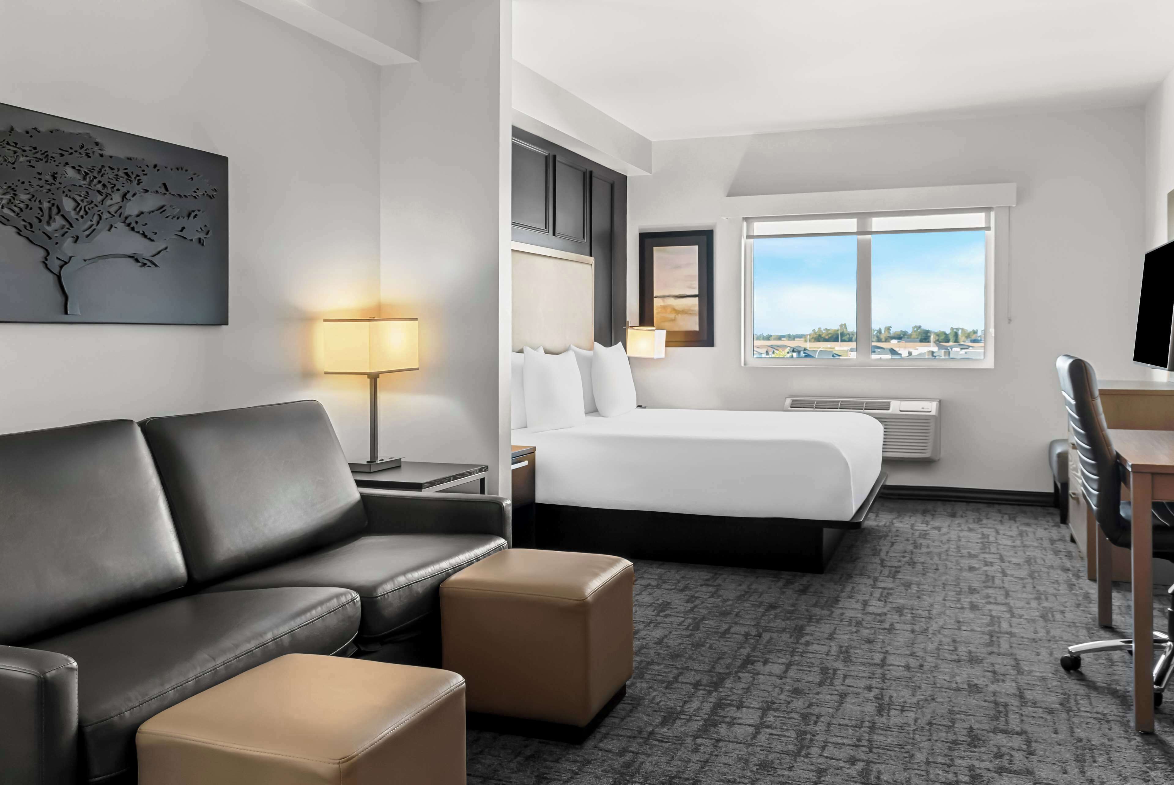 1 bedroom, pillow-top beds, desk, laptop workspace