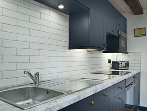 オーブン、食器洗い機、ハイチェア、冷凍庫