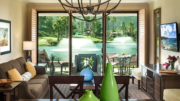 Comedor con vistas a un campo de golf y un ventanal grande.