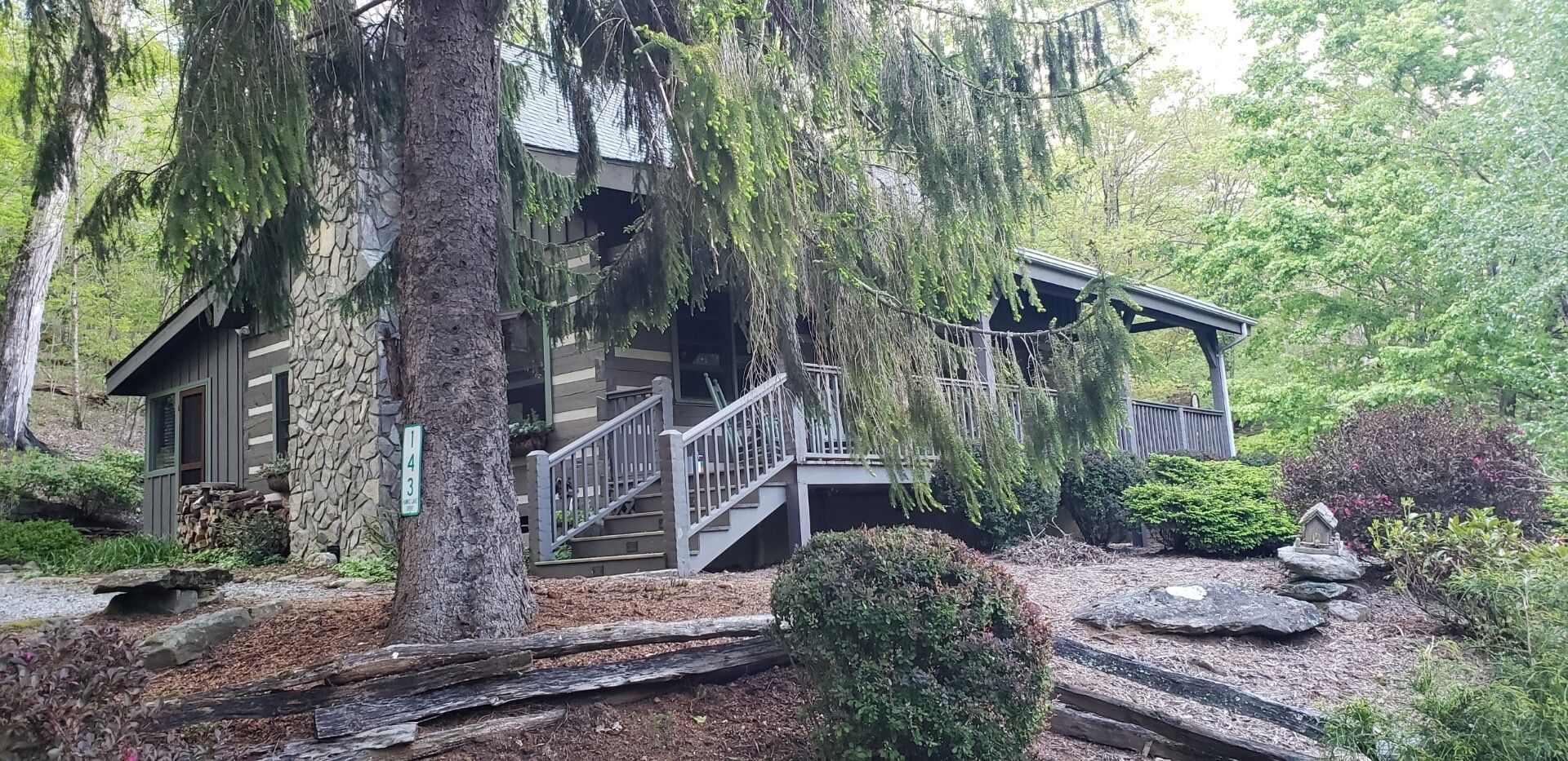 Centrally Located Quaint and Cozy Log Cabin (AWD/4WD Req'd Winter Months)