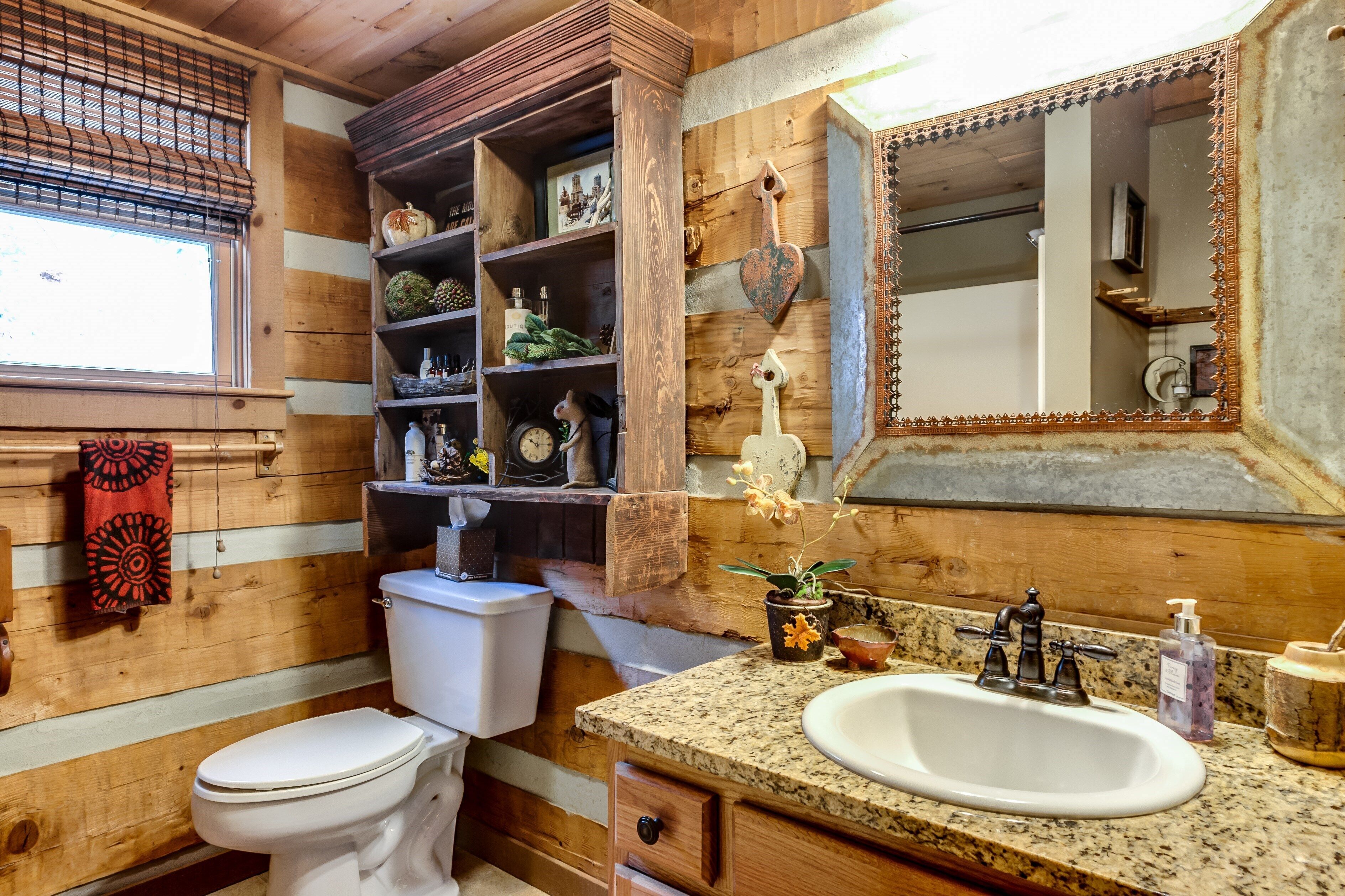 Centrally Located Quaint and Cozy Log Cabin (AWD/4WD Req'd Winter Months)