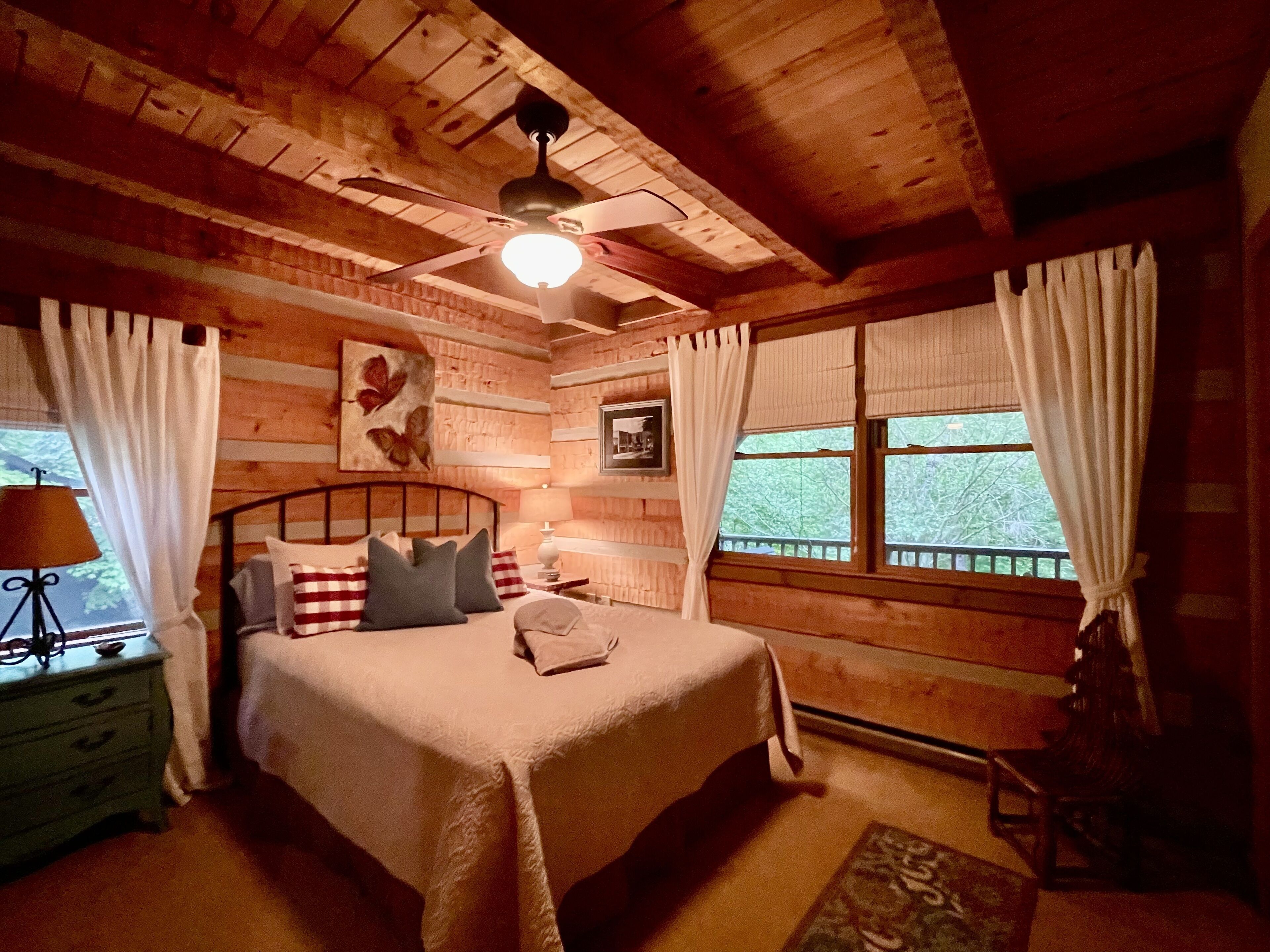 Centrally Located Quaint and Cozy Log Cabin (AWD/4WD Req'd Winter Months)