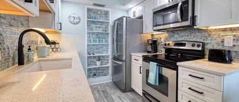 Kjøleskap, mikrobølgeovn, ovn og kokeplater