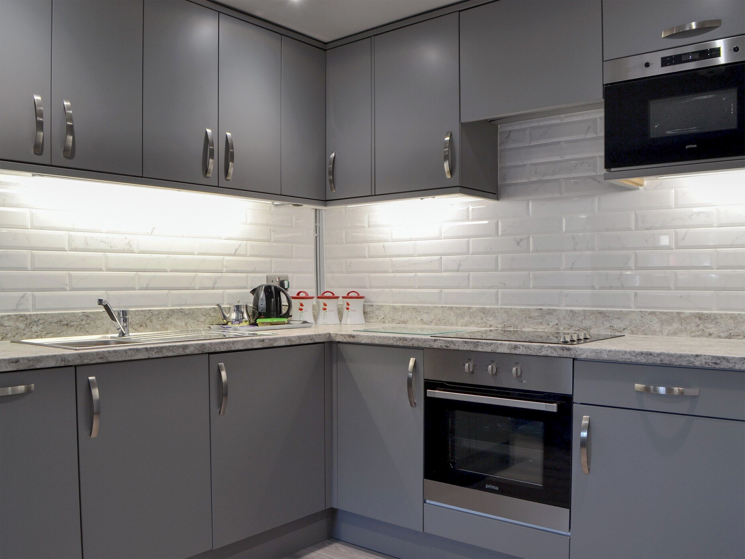 オーブン、食器洗い機、ハイチェア、冷凍庫