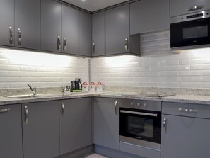 Uuni, astianpesukone, syöttötuoli, pakastin