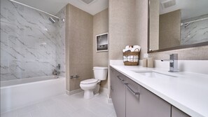 Hair dryer, towels - Downtown Luxury Rentals (Miami)
