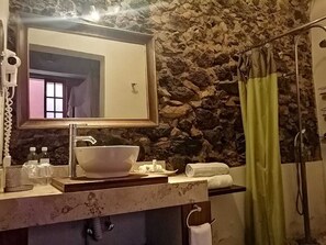 Bathtub, hair dryer, towels - HERMOSA CASA EN EL CENTRO HISTORICO DE QUERETARO CON 6 HABITACIONES (Santiago de Querétaro)