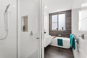 Bathtub, towels