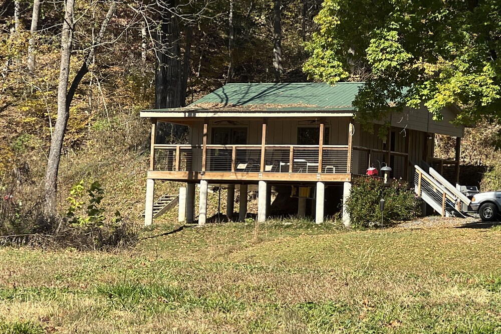 Secluded Couple’s one bedroom creek view cabin on Craigs Creek in Oriskany Va.