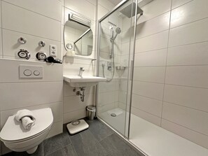 Dusche, Haartrockner, Handtücher