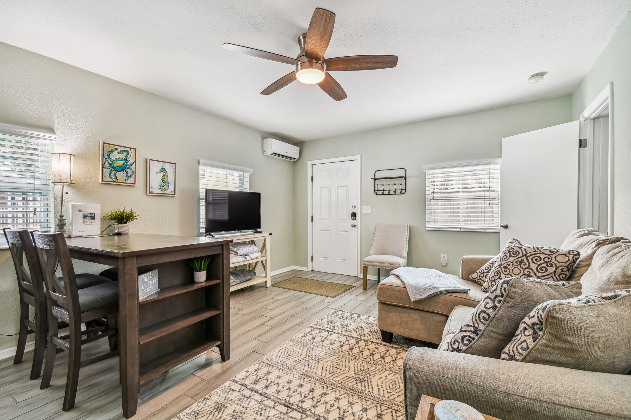 Een televisie en een kantoor