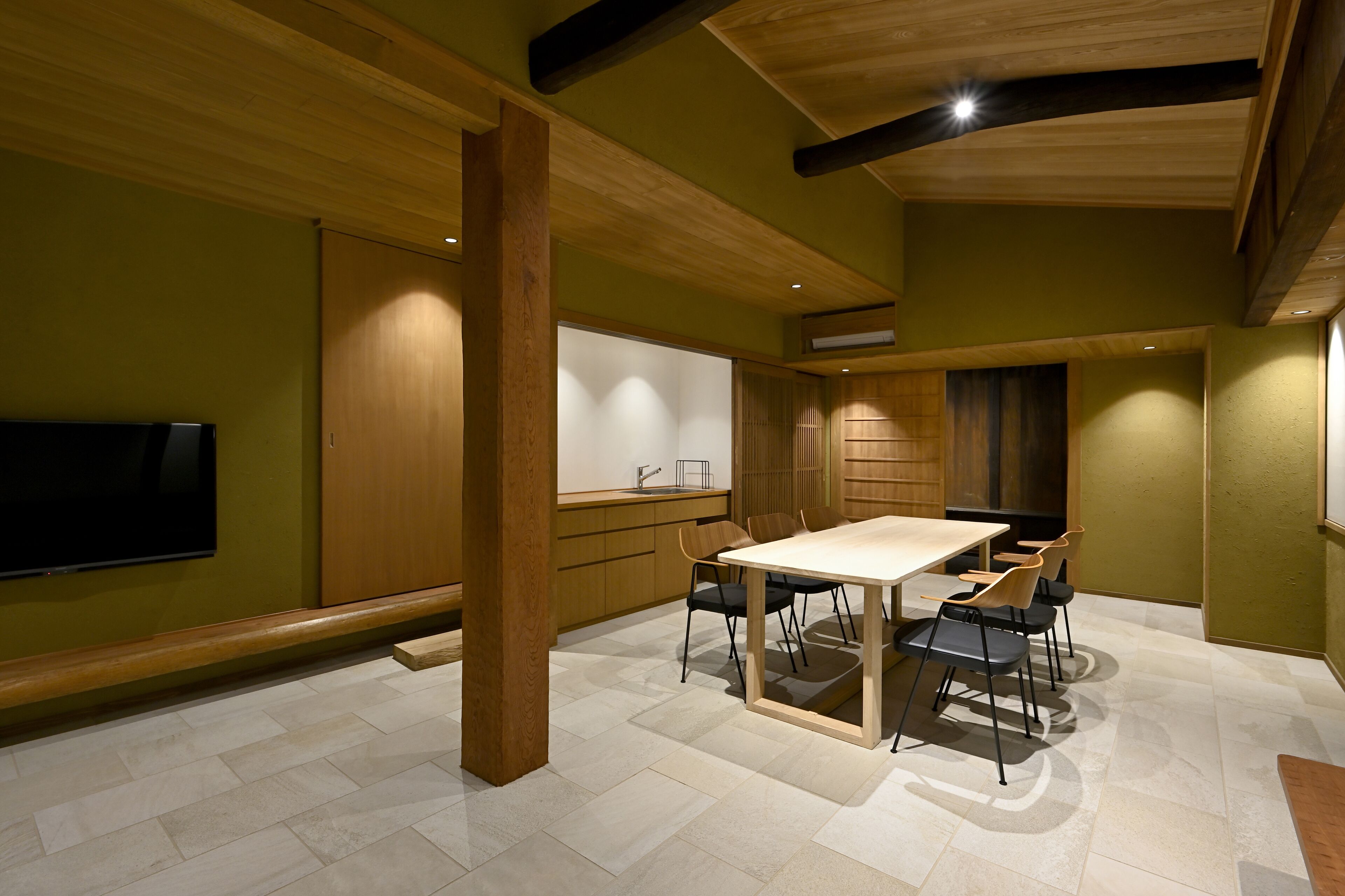 ラグジュアリー スイート | 客室内のダイニングエ リア