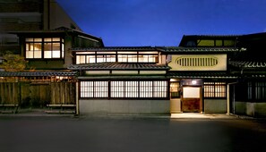 Front of property – evening/night - Nishijin Fujita (Kyoto)