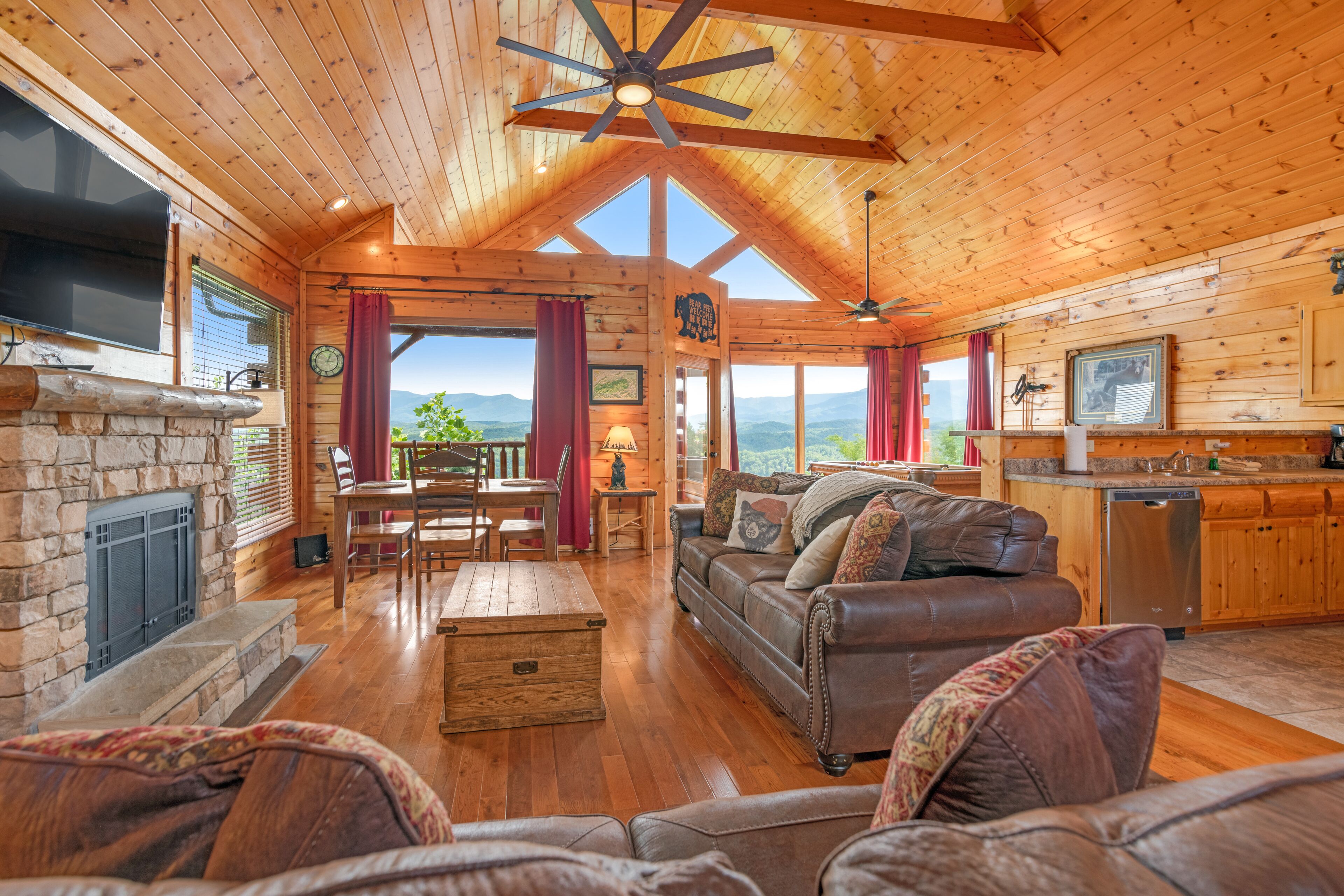 Mountain Cabin w/ Great Views, a Private Hot Tub, Free WiFi, & Shared Pool