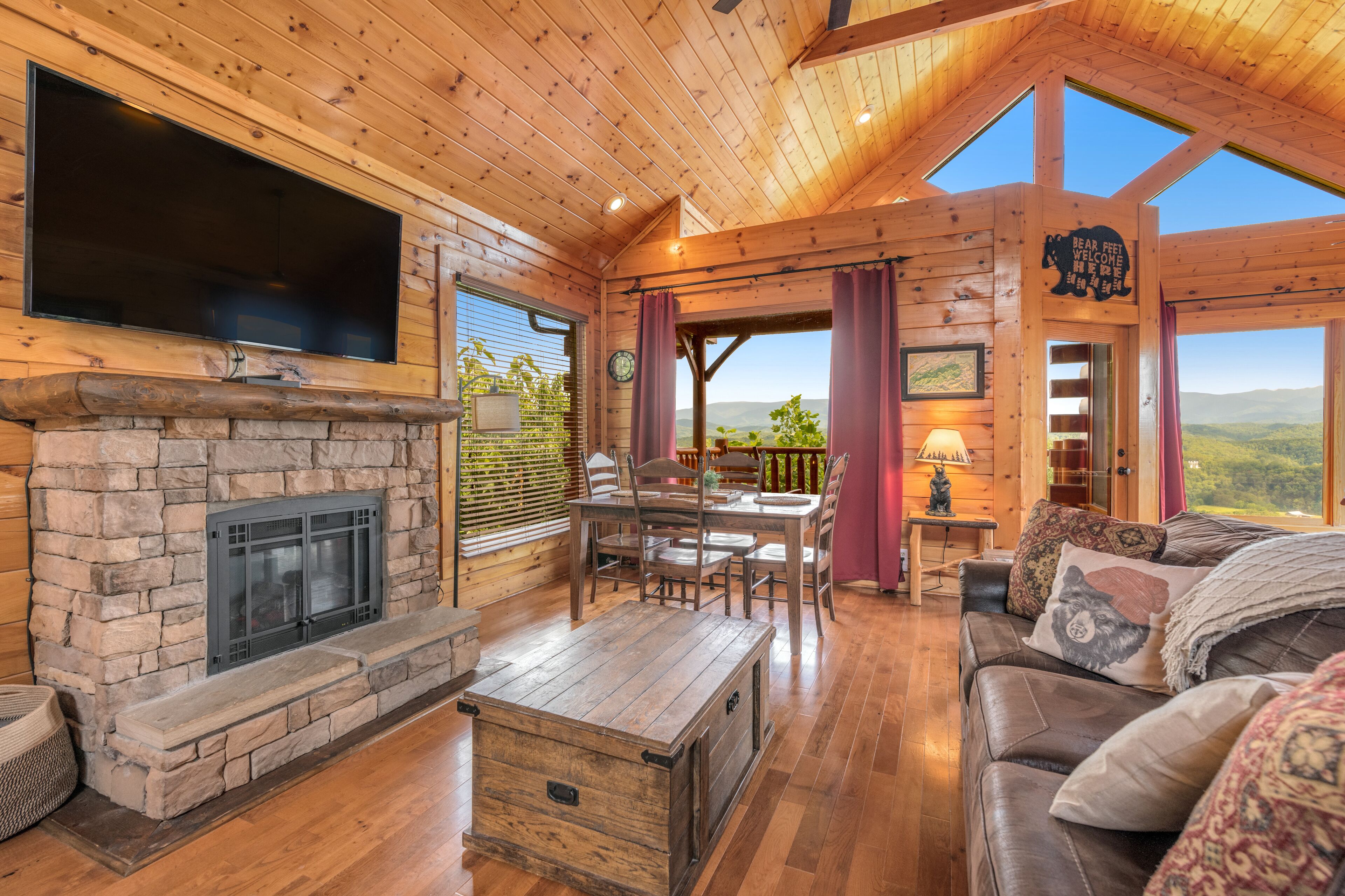 Mountain Cabin w/ Great Views, a Private Hot Tub, Free WiFi, & Shared Pool