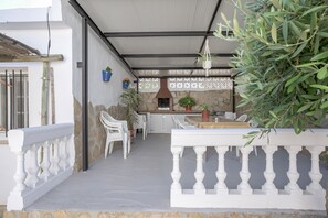 Outdoor dining - Air-Conditioned Holiday Home “Casa Buganvilla” with Terrace & Wi-Fi (Conil de la Frontera)