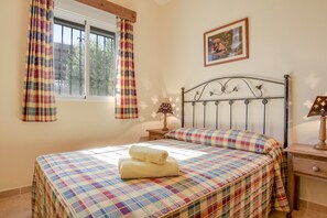 2 bedrooms, iron/ironing board, free WiFi, bed sheets - Air-Conditioned Holiday Home “Casa Buganvilla” with Terrace & Wi-Fi (Conil de la Frontera)