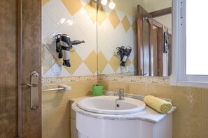 Shower, hair dryer, towels - Air-Conditioned Holiday Home “Casa Buganvilla” with Terrace & Wi-Fi (Conil de la Frontera)