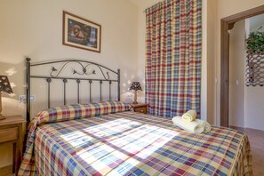 2 bedrooms, iron/ironing board, free WiFi, bed sheets - Air-Conditioned Holiday Home “Casa Buganvilla” with Terrace & Wi-Fi (Conil de la Frontera)