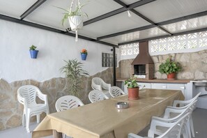 Outdoor dining - Air-Conditioned Holiday Home “Casa Buganvilla” with Terrace & Wi-Fi (Conil de la Frontera)