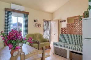 TV, fireplace - Air-Conditioned Holiday Home “Casa Buganvilla” with Terrace & Wi-Fi (Conil de la Frontera)