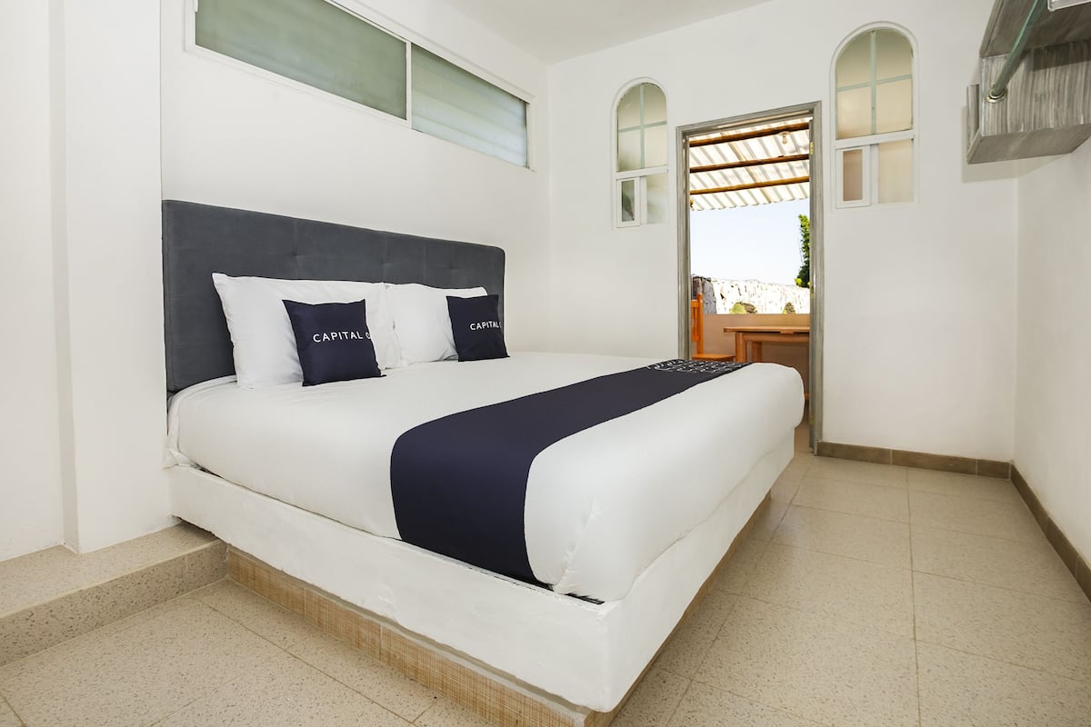 Deluxe kamer, 1 kingsize bed | Een strijkplank/strijkijzer, gratis wifi, beddengoed