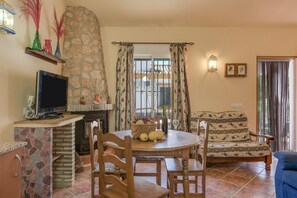 TV, fireplace - Cozy Holiday Home “Casa Dalia” with Private Pool, Terraces, Air-Conditioning & Wi-Fi (Conil de la Frontera)