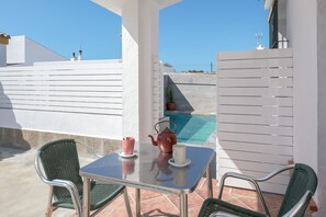 Outdoor dining - Cozy Holiday Home “Casa Dalia” with Private Pool, Terraces, Air-Conditioning & Wi-Fi (Conil de la Frontera)