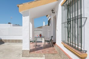 Outdoor dining - Cozy Holiday Home “Casa Dalia” with Private Pool, Terraces, Air-Conditioning & Wi-Fi (Conil de la Frontera)