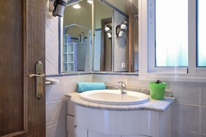 Shower, hair dryer, towels - Cozy Holiday Home “Casa Dalia” with Private Pool, Terraces, Air-Conditioning & Wi-Fi (Conil de la Frontera)