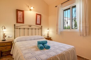 2 bedrooms, iron/ironing board, free WiFi, bed sheets - Cozy Holiday Home “Casa Dalia” with Private Pool, Terraces, Air-Conditioning & Wi-Fi (Conil de la Frontera)
