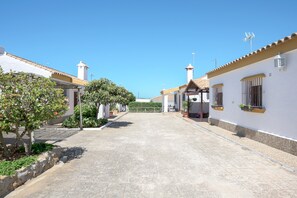 Property grounds - Cozy Holiday Home “Casa Dalia” with Private Pool, Terraces, Air-Conditioning & Wi-Fi (Conil de la Frontera)