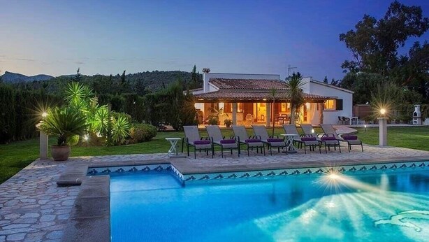 A modern house with a swimming pool, lounge chairs, and a well-maintained garden. - Rural Country House with Pool, Wi-Fi, Lawn and Veranda (POLLENSA)
