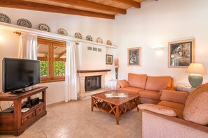 Télévision, cheminée, lecteur de DVD, table de tennis de table