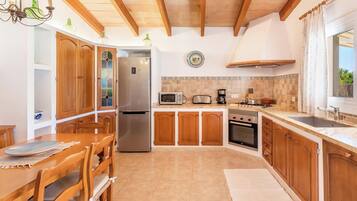 Kylskåp, mikrovågsugn, ugn och spishäll