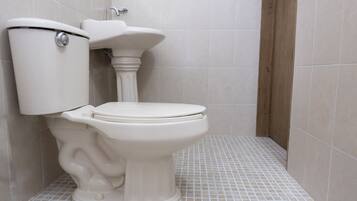 Regadera, amenidades de baño gratuitas, toallas, jabón