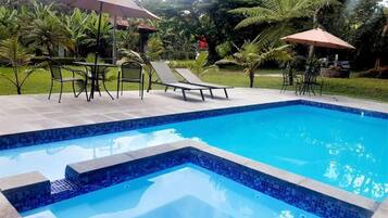 Alberca al aire libre, acceso de 08:00 a 20:00, y camastros