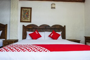 Superior Triple Room | Iron/ironing board, bed sheets - Posada La Querencia (Xico)