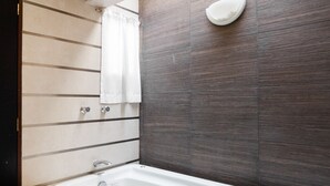 Habitación superior, 1 cama doble | Bañera de hidromasaje