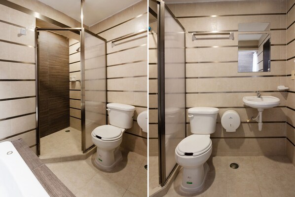 Superior Room, 1 Double Bed | Bathroom | Shower, free toiletries, towels, soap - OYO Hotel Aura Del Sol, Campeche (Campeche)