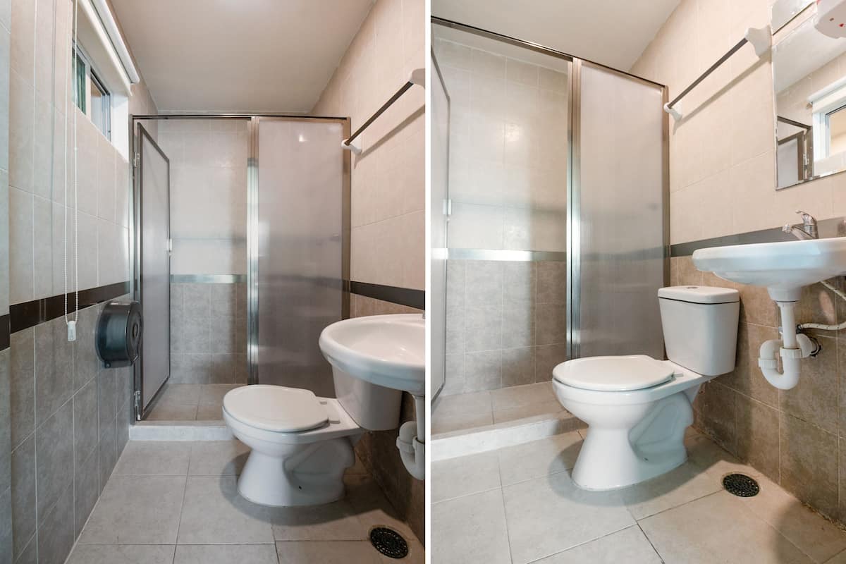 Habitación estándar, 2 camas matrimoniales | Baño | Regadera, amenidades de baño gratuitas, toallas, jabón
