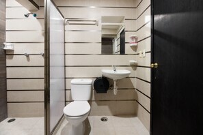 Superior Room, 1 Double Bed | Bathroom | Shower, free toiletries, towels, soap - OYO Hotel Aura Del Sol, Campeche (Campeche)