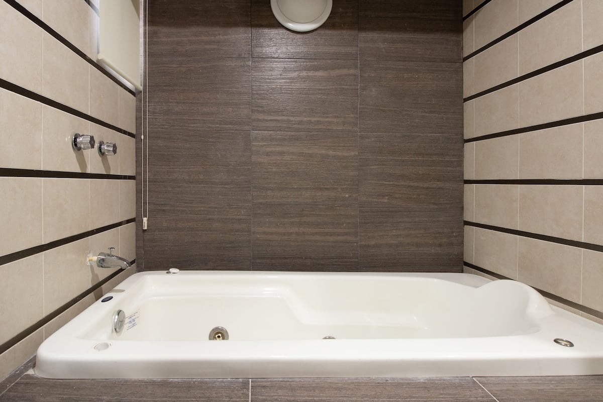 Habitación superior, 1 cama matrimonial | Baño | Regadera, amenidades de baño gratuitas, toallas, jabón