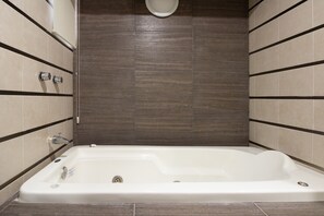 Quarto superior, 1 cama de casal | Banheiro | Chuveiro, produtos de toalete grátis, toalhas de banho, sabonete