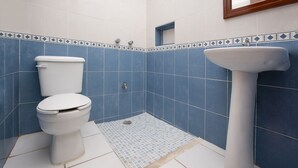 Chambre supérieure | Salle de bain | Douche, articles de toilette (gratuits), bidet, serviettes fournies