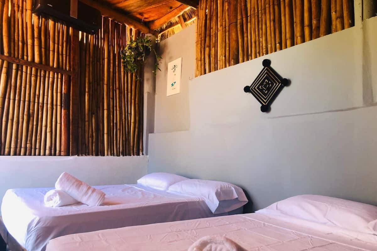 Refugio del Cielo Palapa # 5 | Dundyner, senger med Select Comfort-madrass og skrivebord for bærbar PC