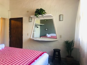 Refugio del Cielo Room # 3 | Edredons de pluma, camas Select Comfort, individualmente decorados